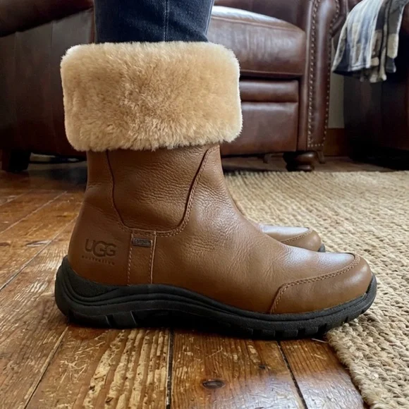UGG Brown Shearling Winter Boots - Picture 3 of 15